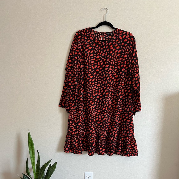 Wednesdays Girl Smock Dress Peplum Hem Lip Print - Picture 3 of 13